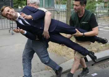 Estátua de cera de Macron roubada por ativistas já foi entregue a museu