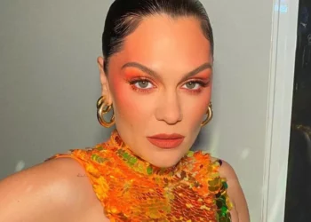Com diagnóstico de câncer, Jessie J revela que fez show após 5 biópsias