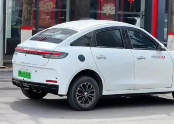 ‘Cópia’ chinesa funde BMW e Porsche no mesmo carro. Veja o vídeo