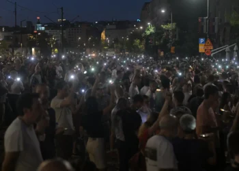 Milhares de pessoas bloquearam ruas da Sérvia. Exigem eleições