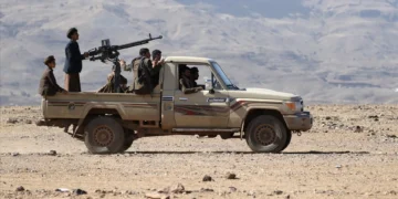 Israel interceta míssil lançado do Iémen após atacar porto no mar Vermelho