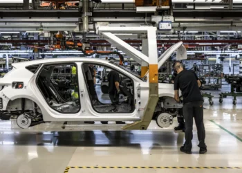 Fornecedores automóveis apelam a “ação urgente” sobre as terras raras