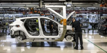 Fornecedores automóveis apelam a “ação urgente” sobre as terras raras