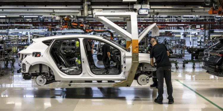 Fornecedores automóveis apelam a “ação urgente” sobre as terras raras