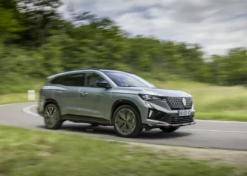 Novo Renault Espace chega com motorizações híbridas. Eis os preços