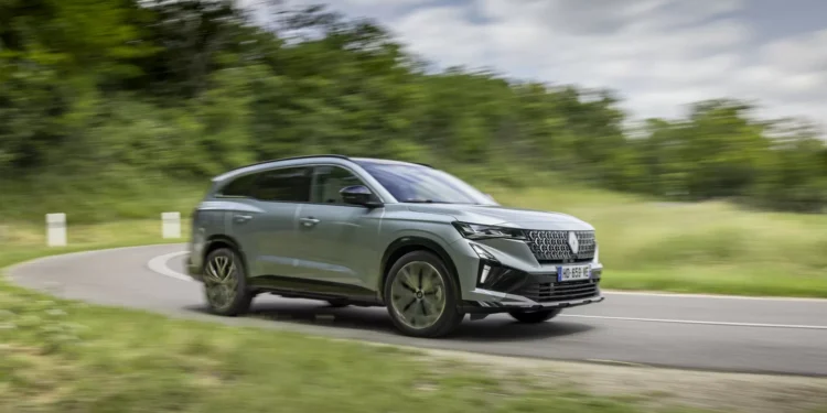 Novo Renault Espace chega com motorizações híbridas. Eis os preços