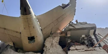 Único sobrevivente de acidente de avião na Índia teria feito contato com a família para dizer que estava ‘bem’