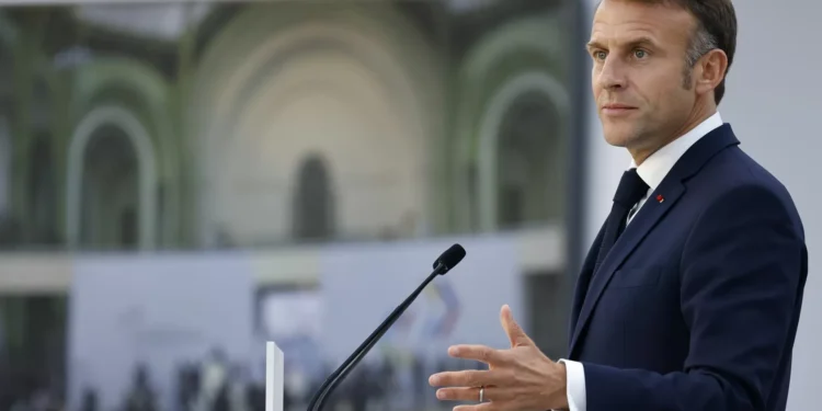 Macron pede defesa dos oceanos perante aumento da poluição e sobrepesca