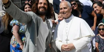 Papa Leão XIV tira foto com ‘Jesus’ e partilha-a nas redes. “Icónico”