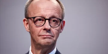 Chanceler alemão diz que suspender serviço militar obrigatório foi um erro