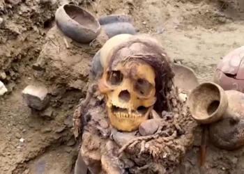 Múmia milenar é encontrada durante obras de oleoduto no Peru