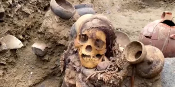 Múmia milenar é encontrada durante obras de oleoduto no Peru