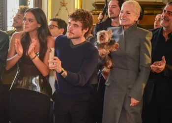 Bruna Marquezine e Xuxa se emocionam em desfile da marca de Sasha; veja