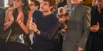 Bruna Marquezine e Xuxa se emocionam em desfile da marca de Sasha; veja