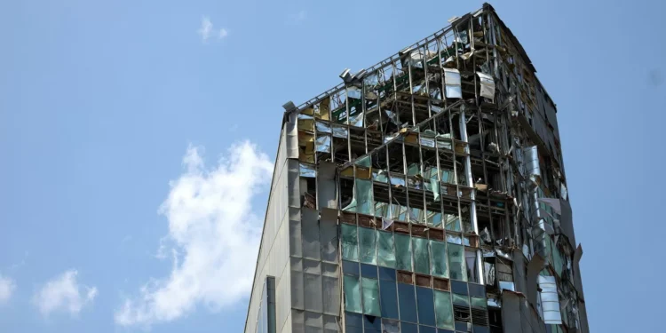 Novas explosões ouvidas em Teerão, Irão responde a ataques