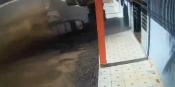 Camionista atingido por condutor bêbado despista-se e destrói restaurante