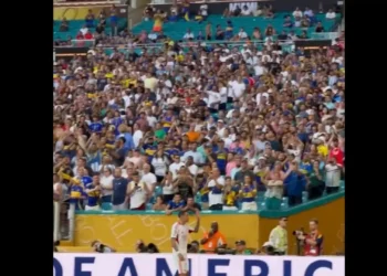 Di María deixou jogo do Benfica e adeptos do Boca Juniors reagiram assim