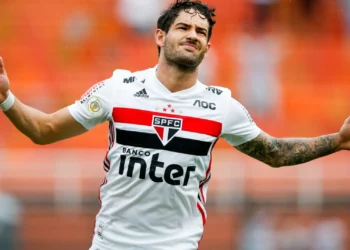 Alexandre Pato quer pagar transladação de brasileira que morreu em vulcão