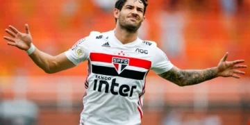 Alexandre Pato quer pagar transladação de brasileira que morreu em vulcão