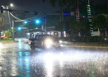 Furacão Erick perde força após atingir costa do México, mas ainda provoca chuvas e riscos de deslizamento