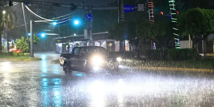 Furacão Erick perde força após atingir costa do México, mas ainda provoca chuvas e riscos de deslizamento