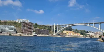 Volta a ser possível fazer a travessia entre Porto e Gaia de barco