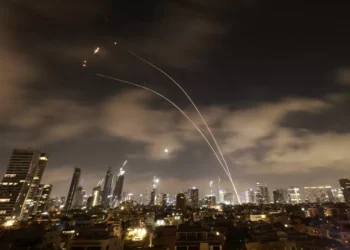 Explosões são relatadas nos céus de Tel Aviv enquanto Irã lança nova onda de mísseis
