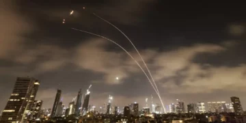 Explosões são relatadas nos céus de Tel Aviv enquanto Irã lança nova onda de mísseis