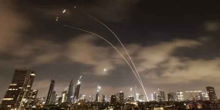 Explosões são relatadas nos céus de Tel Aviv enquanto Irã lança nova onda de mísseis