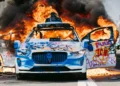 Jaguar da Waymo ardem nos protestos de Los Angeles. Serviço suspenso
