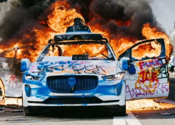 Jaguar da Waymo ardem nos protestos de Los Angeles. Serviço suspenso