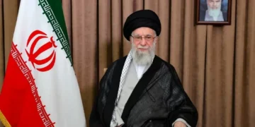 Ministro da Defesa de Israel chama líder supremo do Irã de ‘Hitler moderno’ e diz que ele ‘não pode continuar existindo’