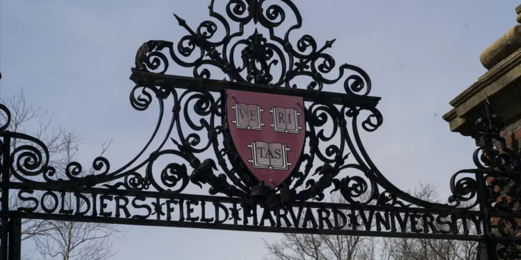 Universidade de Harvard autorizada por juíza a inscrever alunos internacionais