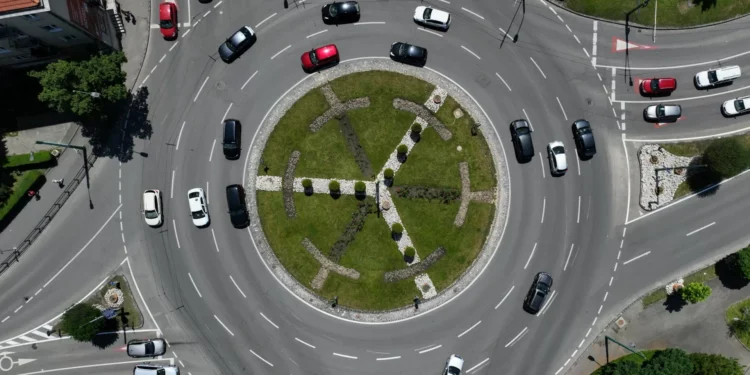 Está a circular bem nas rotundas? Saiba o que diz a lei