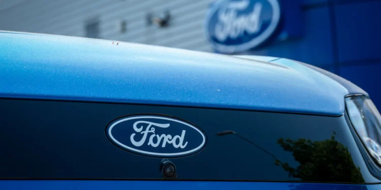 Ford apresenta lucro em forte queda devido a taxas, revisões e elétricos