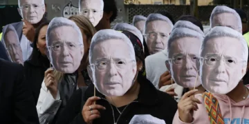 Álvaro Uribe é declarado culpado por tentativa de suborno na Colômbia