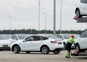 Tesla prepara novo modelo mais acessível. Elon Musk revela qual