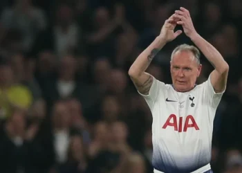 Ex-jogador da Seleção Inglesa é internado após ser encontrado inconsciente