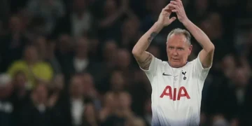 Ex-jogador da Seleção Inglesa é internado após ser encontrado inconsciente