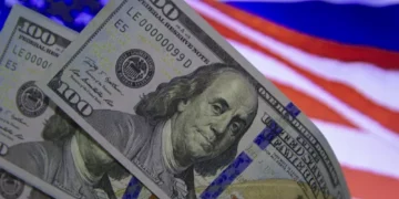 Dólar cai a R$ 5,54 com ajustes e alta do petróleo