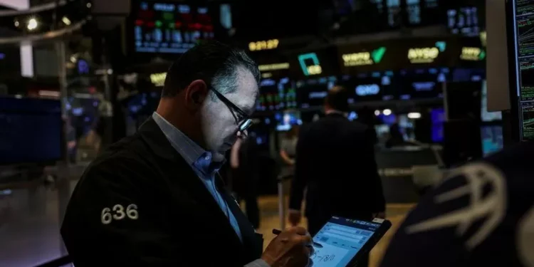 Bolsas NY fecham mistas após Trump manter deadline para tarifas