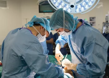 Robô realiza a primeira cirurgia realista sem ajuda humana