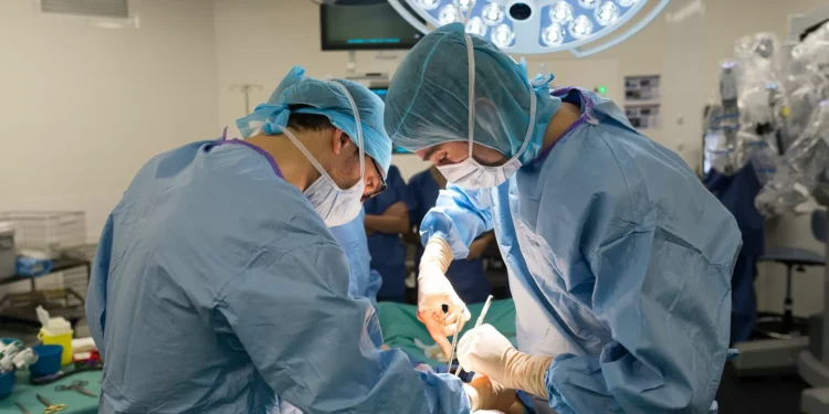 Robô realiza a primeira cirurgia realista sem ajuda humana