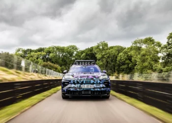 Porsche Cayenne Electric bateu recorde no Reino Unido