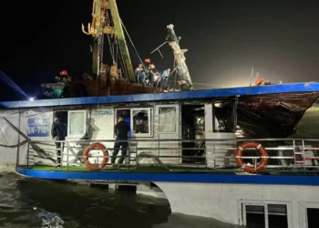 “Nadei por fenda”. Menino de dez anos sobrevive a naufrágio no Vietname