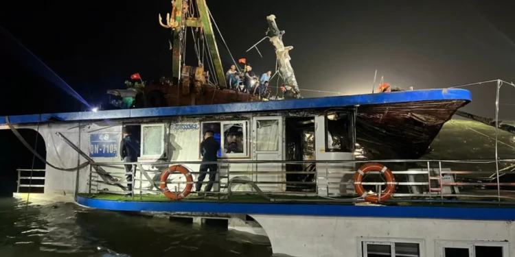 “Nadei por fenda”. Menino de dez anos sobrevive a naufrágio no Vietname