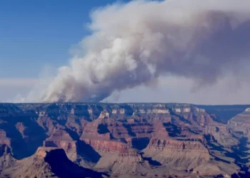 Incêndio florestal avança no Grand Canyon e destrói monumento histórico dos EUA