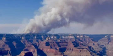 Incêndio florestal avança no Grand Canyon e destrói monumento histórico dos EUA