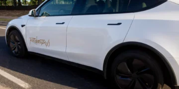 Robotáxi da Tesla expande-se a nova cidade este fim de semana