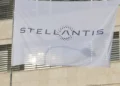 Stellantis em queda com impacto de tarifas e reestruturações